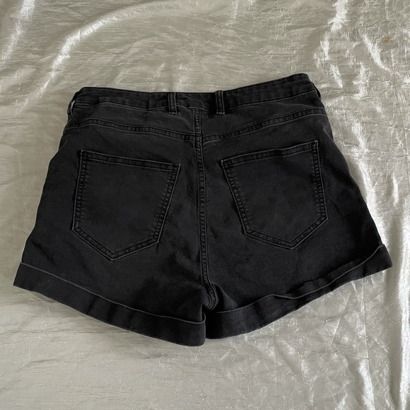 ❤️‍🔥3/$22❤️‍🔥 H&M high rise faded black / dark grey jean shorts - Picture 4 of 7